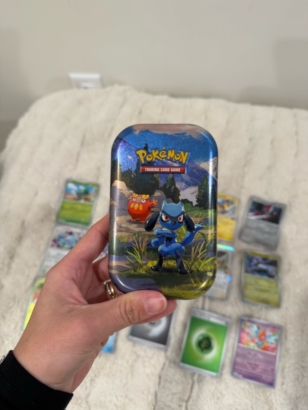 15 Pokémon Holo Cards with Riolu Tin